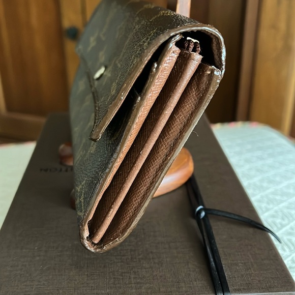 Louis Vuitton Monogram Sarah Wallet w/chain - Picture 13 of 16